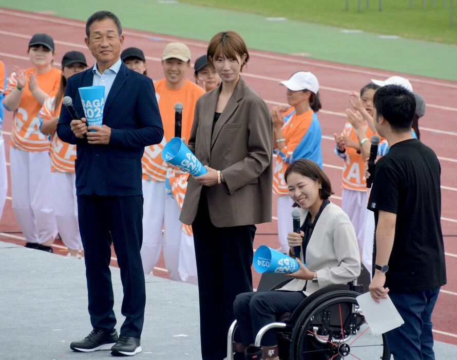 開会式に参加した辻発彦さん、石井優希さん、大谷桃子さん（左から）