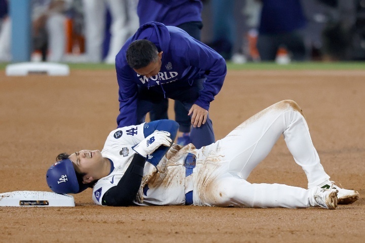 大谷は7回に盗塁を敢行した時に左肩を負傷。その衝撃は欧州にも届いている。(C)Getty Images