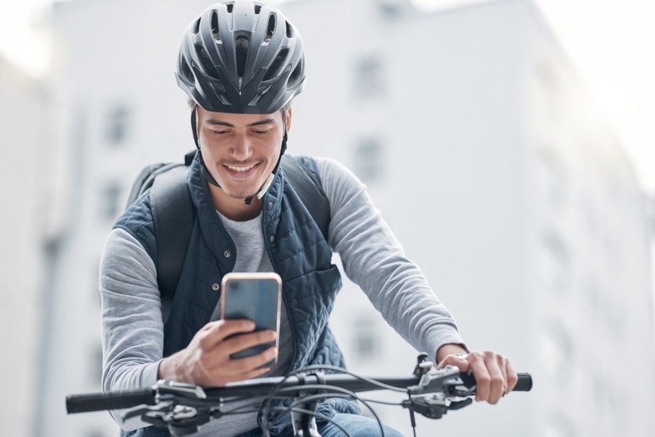 2024年11月から自転車も「ながら運転」の罰則対象になる？ 運転中の携帯電話使用で「罰金30万円」って本当？