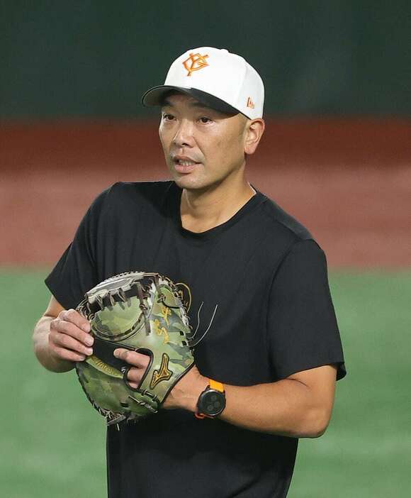 外野で球拾いする巨人・阿部慎之助監督＝東京ドーム（撮影・中井誠）