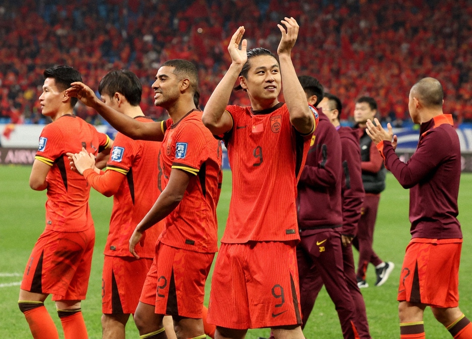 ＜中国・インドネシア＞W杯アジア最終予選初勝利を飾り、喜ぶFW張玉寧（手前中央）ら中国代表イレブンら（ロイター）