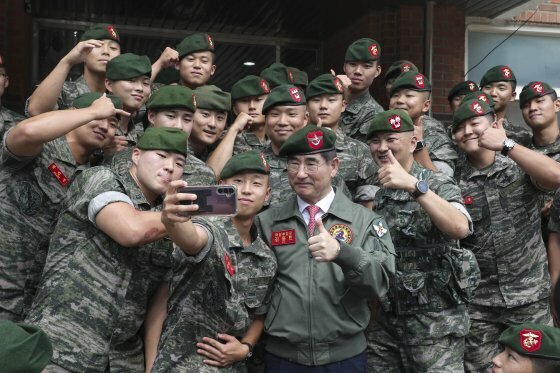 韓国の金竜顕（キム・ヨンヒョン）国防部長官と軍人たち（写真　国防部）