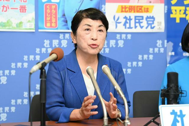 沖縄2区で党公認候補が当選確実となり、記者会見する社民党の福島瑞穂党首=2024年10月27日午後8時17分、東京都中央区湊3丁目、相場郁朗撮影