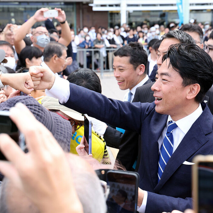 有権者とグータッチする小泉進次郎選対委員長