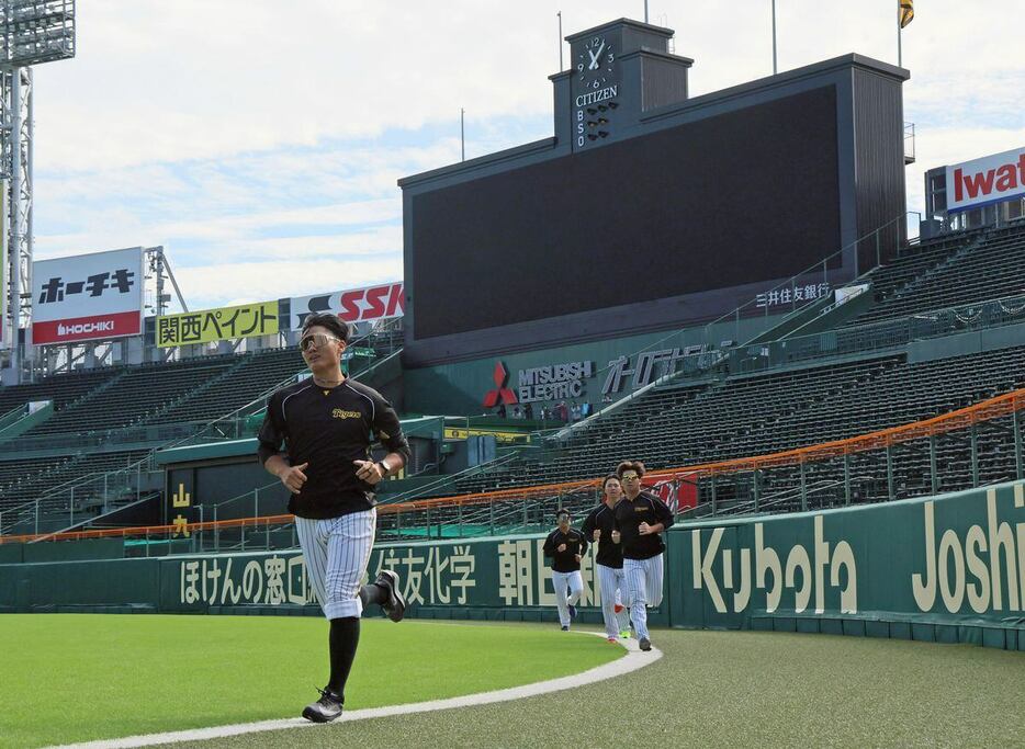 秋季練習でポール間走を行った阪神投手陣（撮影・中島信生）