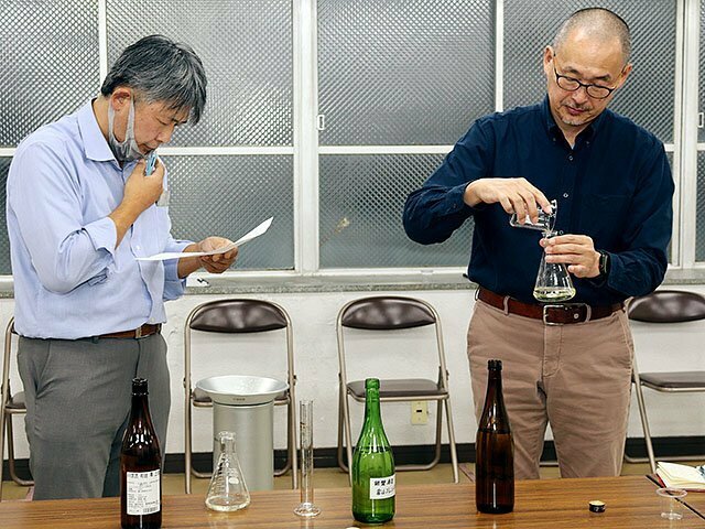 日本酒をブレンドする関係者