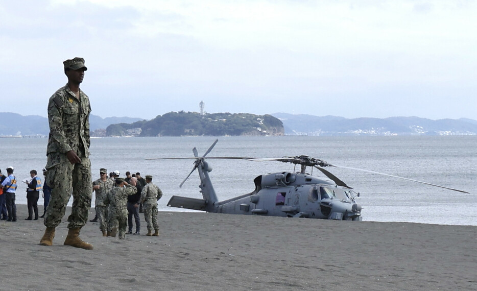 １０日午前１１時１５分ごろ、神奈川県茅ケ崎市の海岸にヘリコプターが着陸していると目撃者から１１９番があった。防衛省によると、機体は米海軍厚木基地所属のヘリで、予防着陸したとみられる＝同日午後