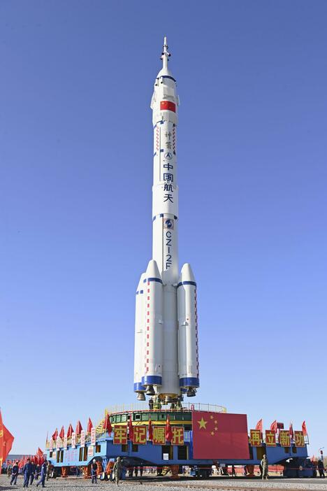 有人宇宙船「神舟19号」を搭載した運搬ロケット「長征2号F遥19」＝22日、中国・酒泉衛星発射センター（新華社＝共同）