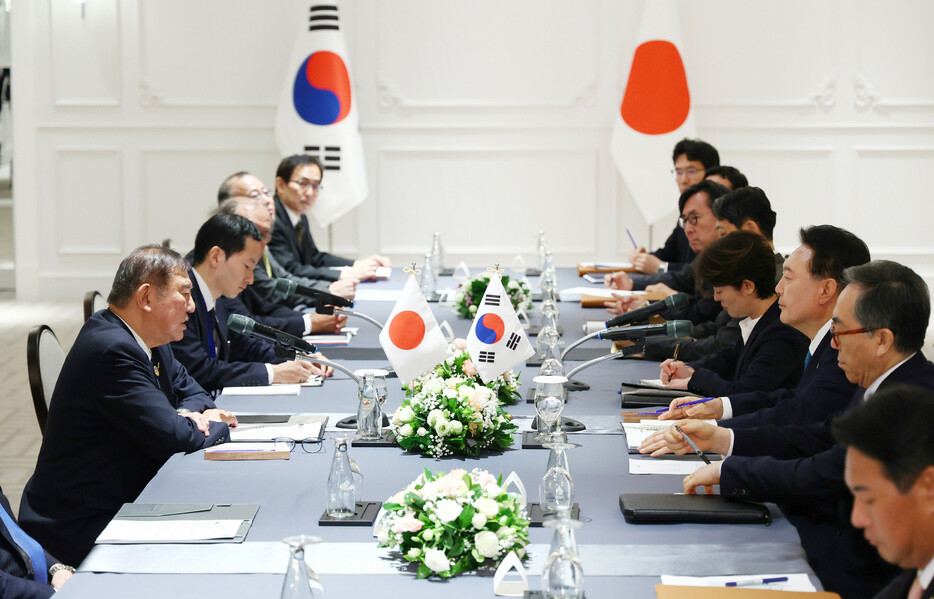 会談する石破茂首相（左）と韓国の尹錫悦大統領（右手前から３人目）＝１０日午後、ラオス・ビエンチャン