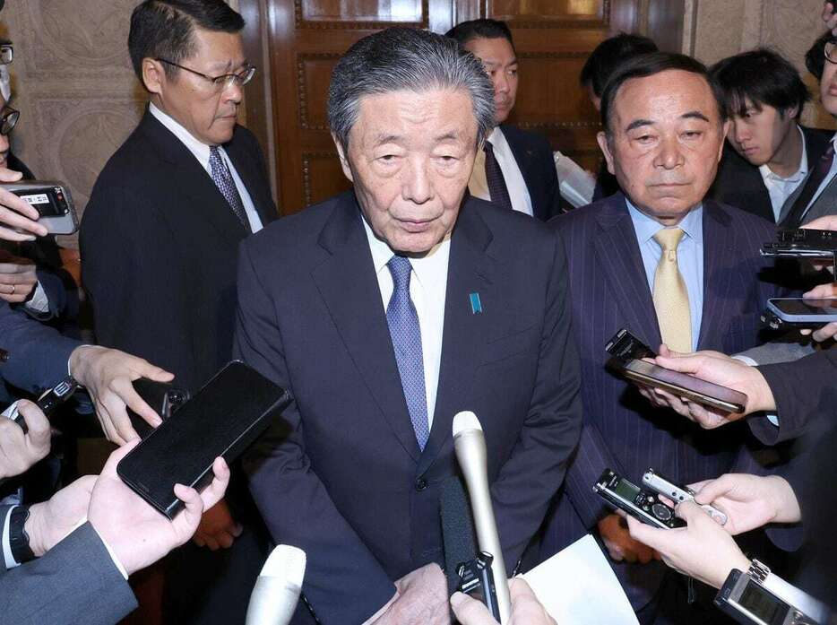 会談後、記者団の取材に応じる自民党の森山裕幹事長（中央）＝31日午前、国会内（春名中撮影）