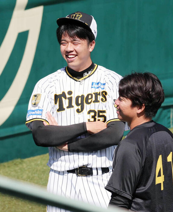 クライマックスシリーズセファーストステージの前日練習で笑顔を見せる才木浩人（カメラ・渡辺　了文）