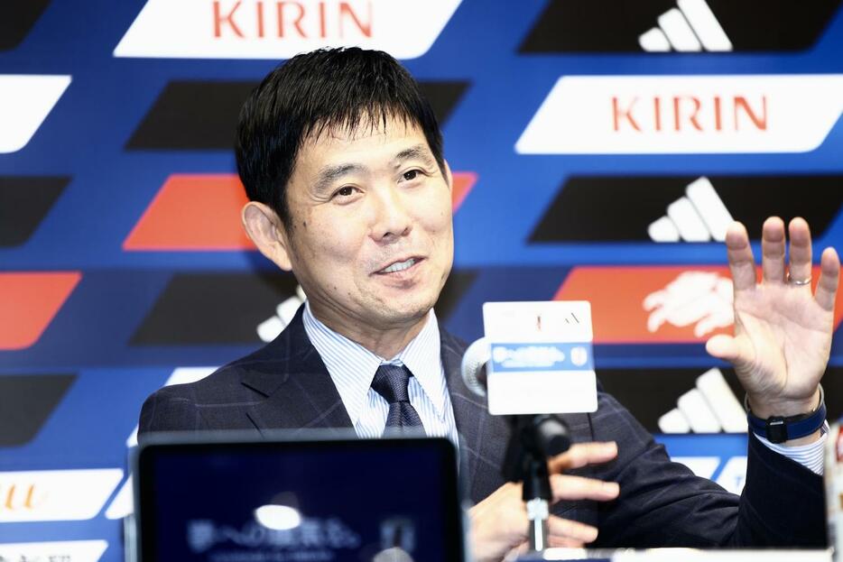 記者の質問に答えるサッカー日本代表森保監督（撮影・河田真司）