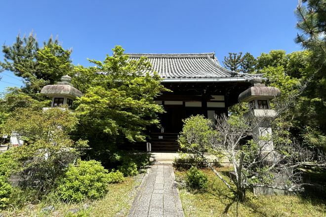 京都市にある「清涼寺（通称・嵯峨釈迦堂）」。本堂の東に位置する阿弥陀堂は、光源氏のモデルといわれる源融の山荘・棲霞観（せいかかん）を建てたのが始まりだといいます＝水野梓撮影