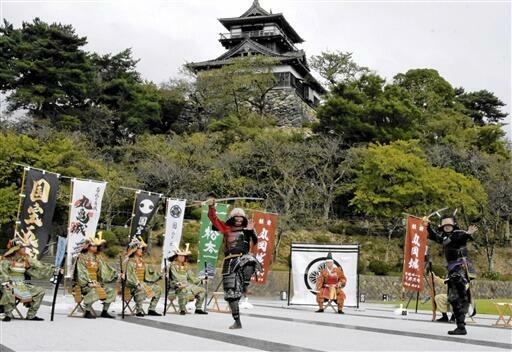 お城エキスポ、丸岡古城まつり成功へ舞を披露する武将たち=10月2日、福井県坂井市丸岡町のお天守前公園