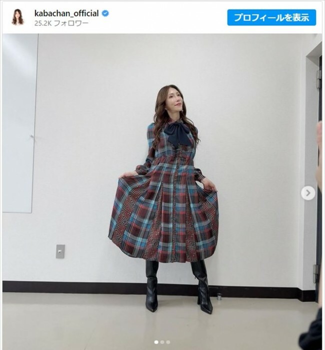 KABA.ちゃん、チェック柄ワンピースが似合うかわいい近影に反響　※「KABA.ちゃん」インスタグラム