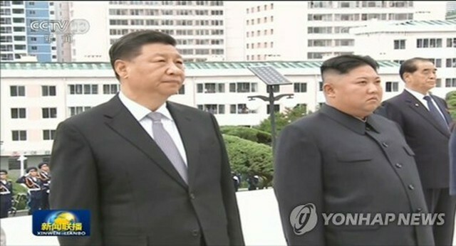 2019年に平壌で会談した金正恩氏（右）と習近平氏（中国国営中央テレビより）＝（聯合ニュース）≪転載・転用禁止≫