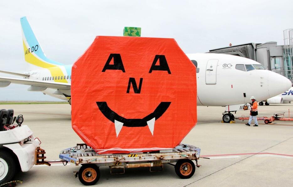 神戸空港の駐機場にお目見えした巨大なカボチャの装飾。目と鼻が「ＡＮＡ」となっている＝29日午前、神戸市中央区