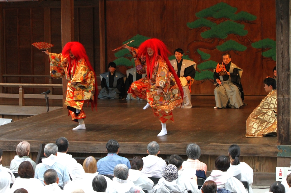 幽玄な世界が上演された「篠山春日能」＝兵庫県丹波篠山市黒岡で