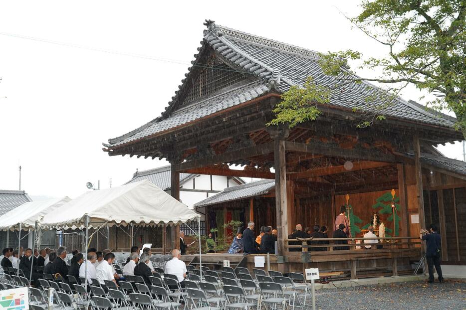 そぼ降る雨の中、修理・耐震補強工事の完成を祝い竣工式が行われた春日神社能舞台＝兵庫県丹波篠山市黒岡で