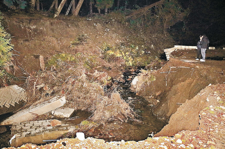 遺体が見つかった久田川＝２４日午後８時、能登町鈴ケ嶺