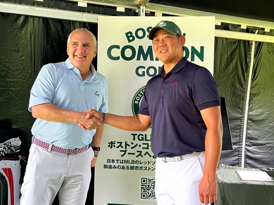 水曜日のプロアマ戦に参加した松坂大輔がブースに登場。「レッドソックスOBの僕にとって、ボストンはアメリカのホームタウンです」。今回インタビューした、チームCEOのマーク・レヴ氏と握手