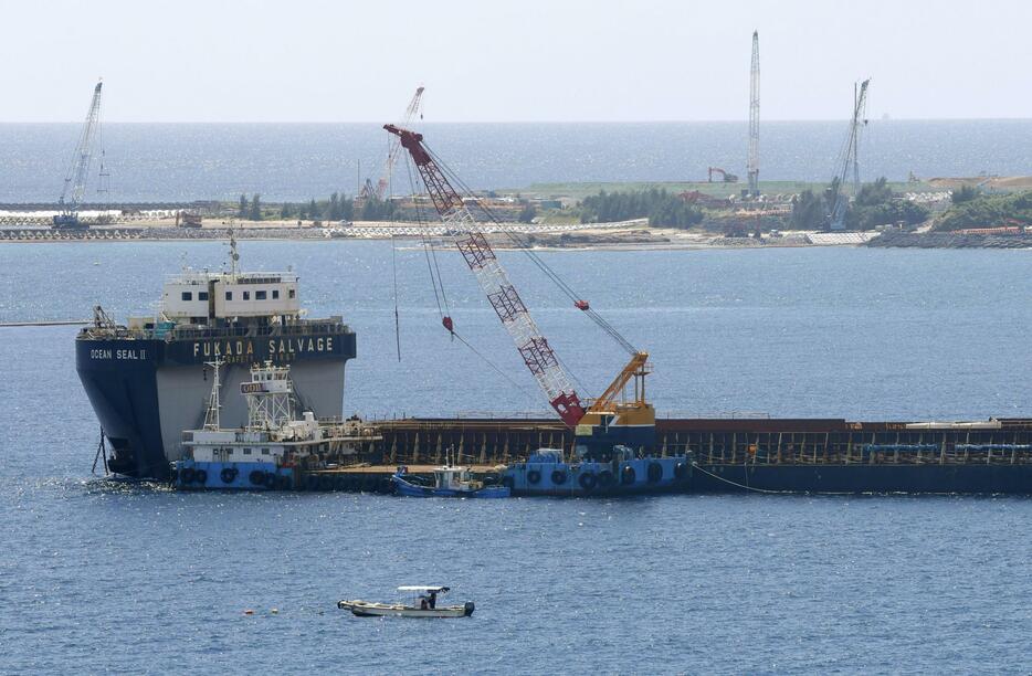 米軍普天間飛行場移設に向けた工事が続く、沖縄県名護市辺野古沖の大浦湾＝7日