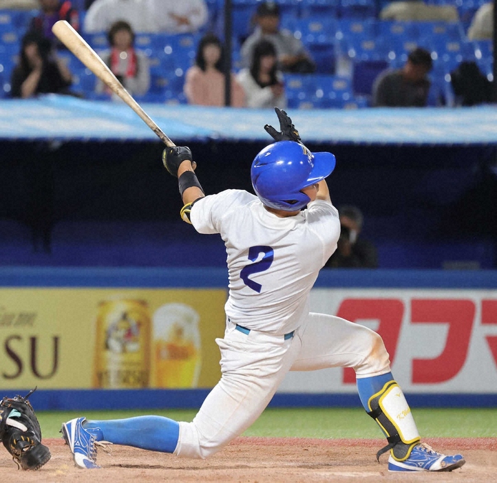 ＜中大・青学大＞10回、決勝打となる適時二塁打を放つ青学大・渡部（撮影・大城　有生希