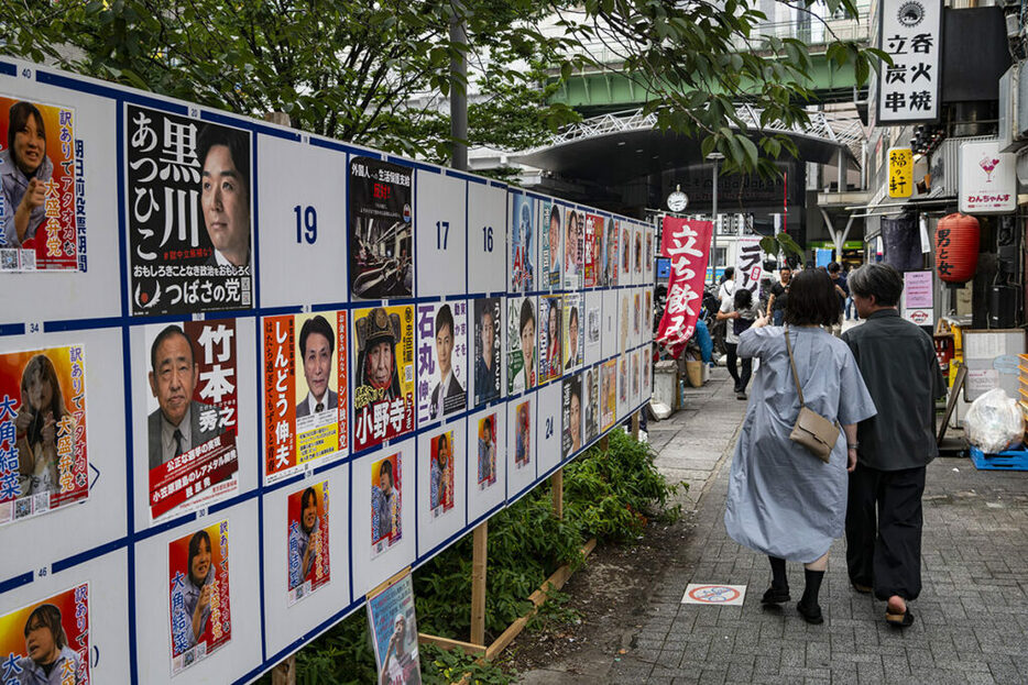 都知事選時の選挙ポスター掲示板。同じポスターが大多数を占める異様な掲示板は、海外でも報じられた（写真・共同通信）