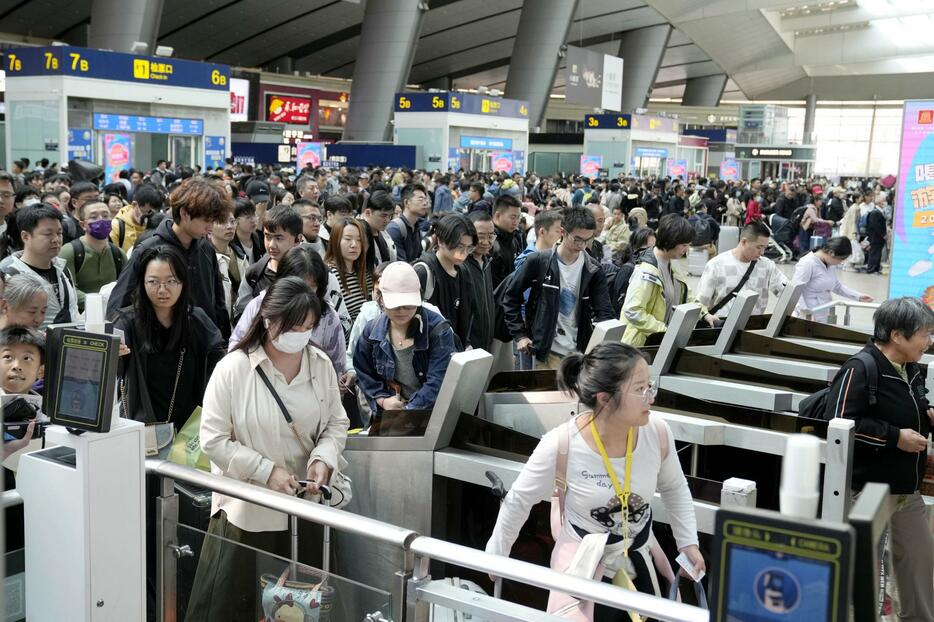 国慶節に伴う大型連休中、大勢の旅行客で混み合う高速鉄道の駅＝1日、北京（共同）