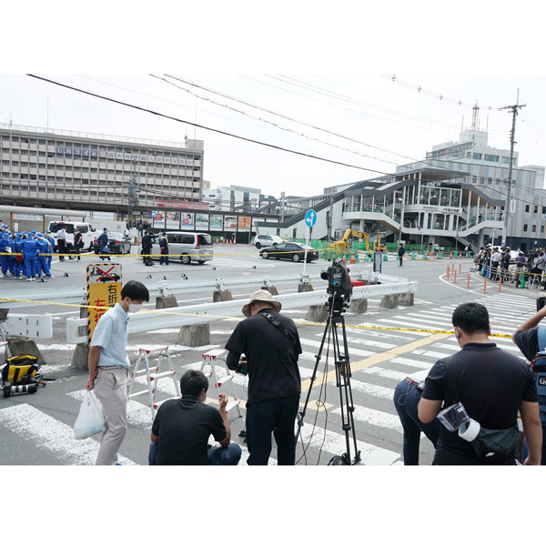 事件直後の近鉄・大和西大寺駅（Ｃ）日刊ゲンダイ