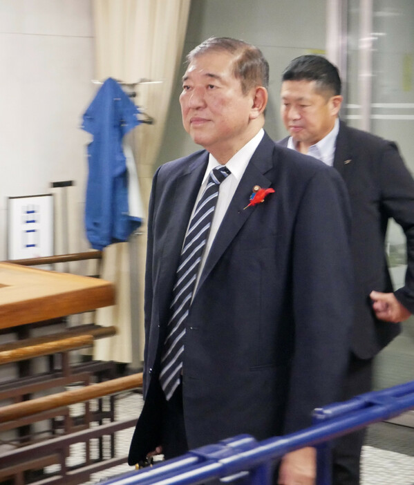 石破茂首相は５日夜、党本部で森山裕幹事長、小泉進次郎選対委員長と約１時間半、会談した。衆院選を巡り、派閥裏金事件に関係した議員の公認の扱いを協議したが、結論を持ち越した。写真は党本部に入る石破首相。