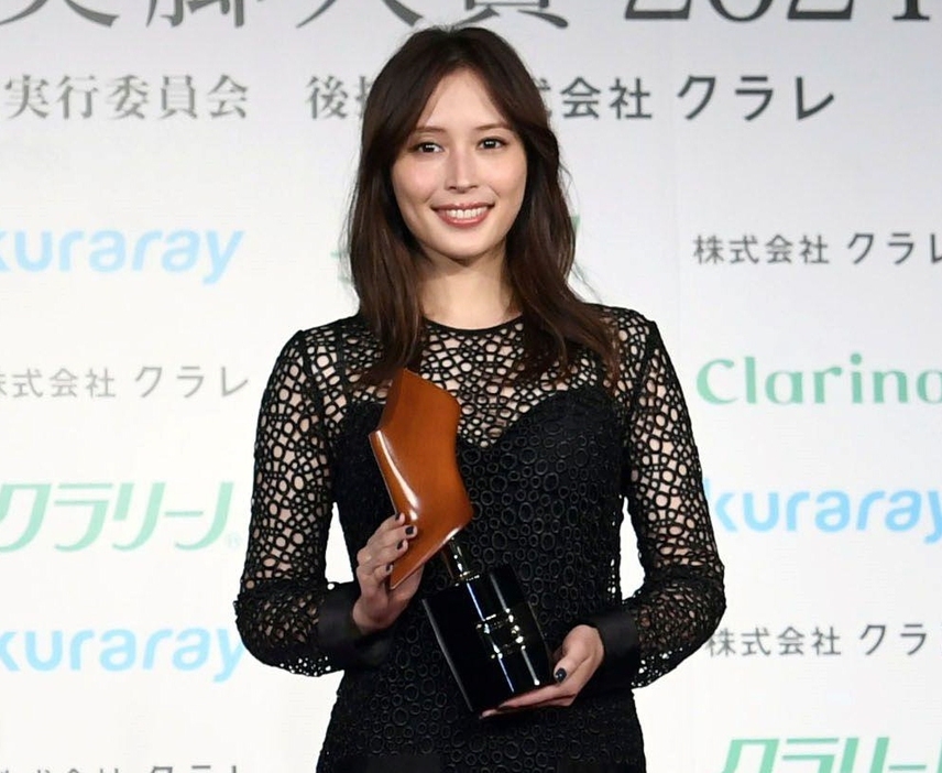 　２０代部門で美脚大賞を受賞した広瀬アリス（撮影・佐藤厚）　