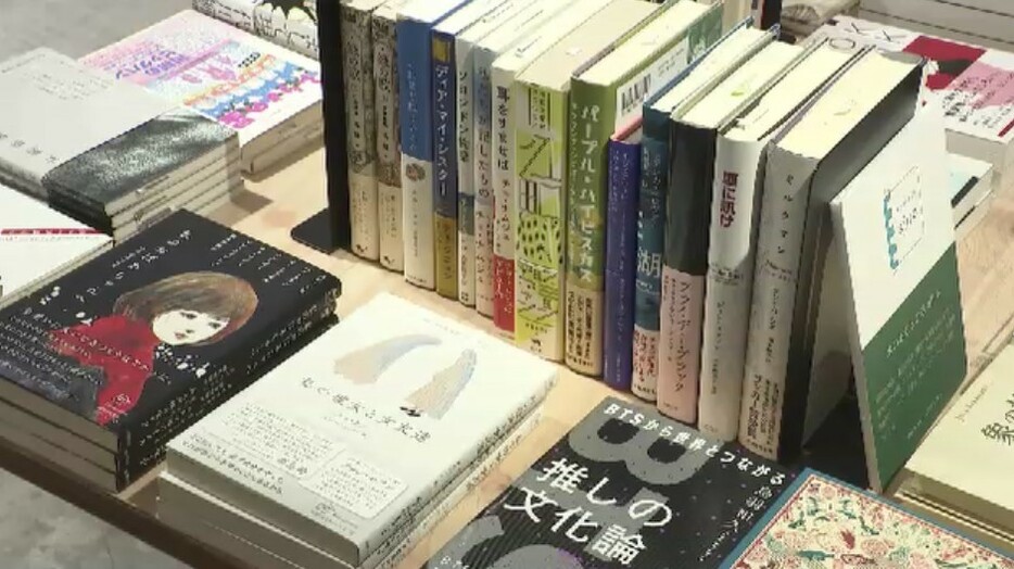 書店がセレクトした約3500冊の本が並び