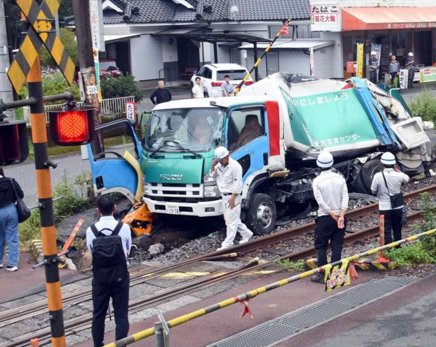 列車と衝突したごみ収集車＝４日、曽於市財部町北俣のＪＲ日豊線閉山田下踏切