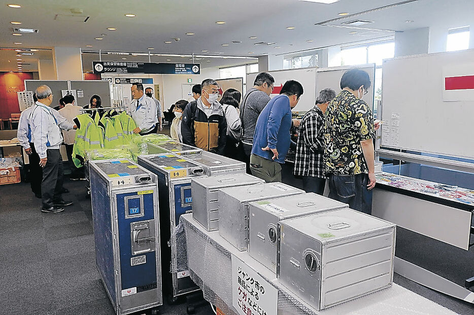 航空関連の部品が並んだ会場＝富山空港