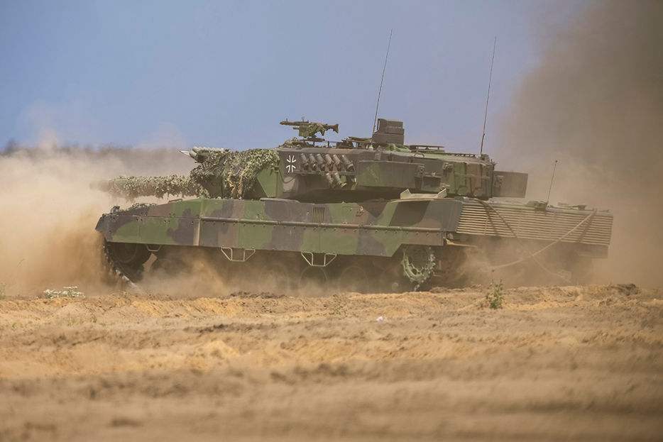 ドイツ軍の主力戦車レオパルト2A6。2020年10月、リトアニア・パブラデ（Karolis Kavolelis / Shutterstock.com）