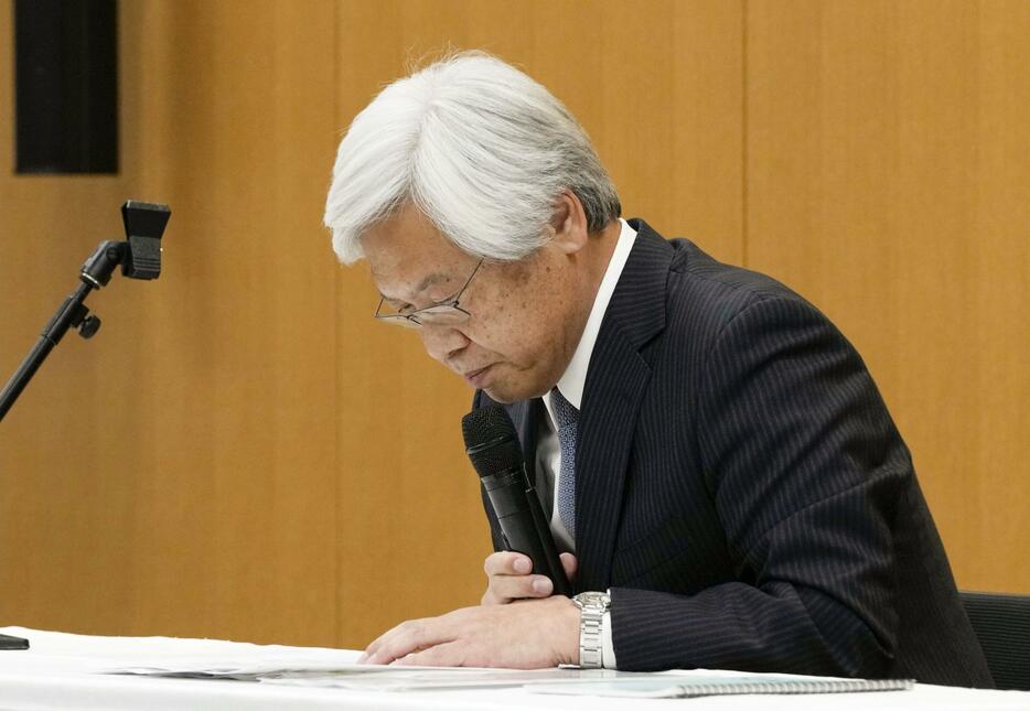 記者会見で謝罪する日本郵便の千田哲也社長＝11日午後、東京都千代田区