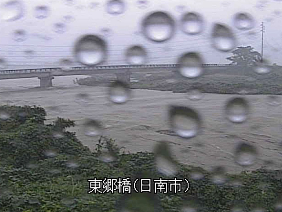 大雨の影響で増水した、宮崎県日南市の広渡川のライブカメラ画像＝22日午後（国交省提供）