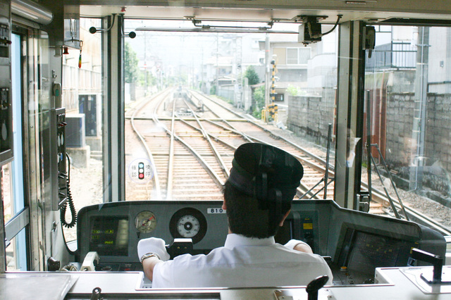 日本では、運転士の確保が難しくなり、ドライバレス化が求められている。京阪京津線にて筆者撮影。