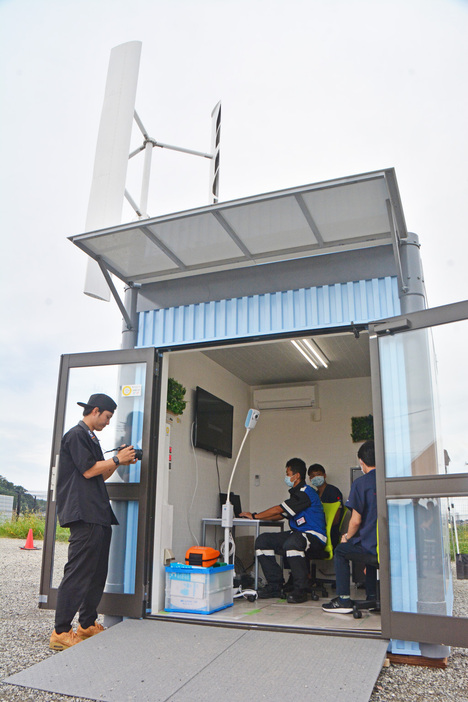 電力自給型コンテナの有効性を確認する参加者ら＝館山