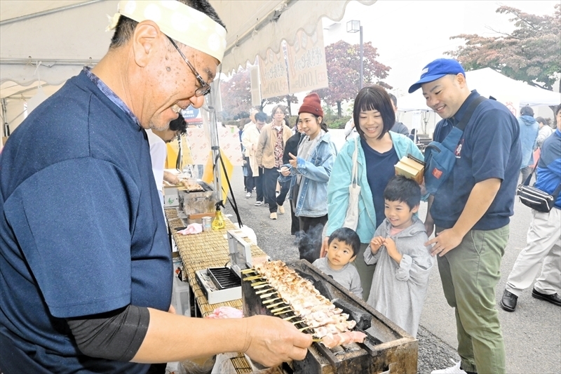 ブランド鶏の焼き鳥を提供する出店者（左）