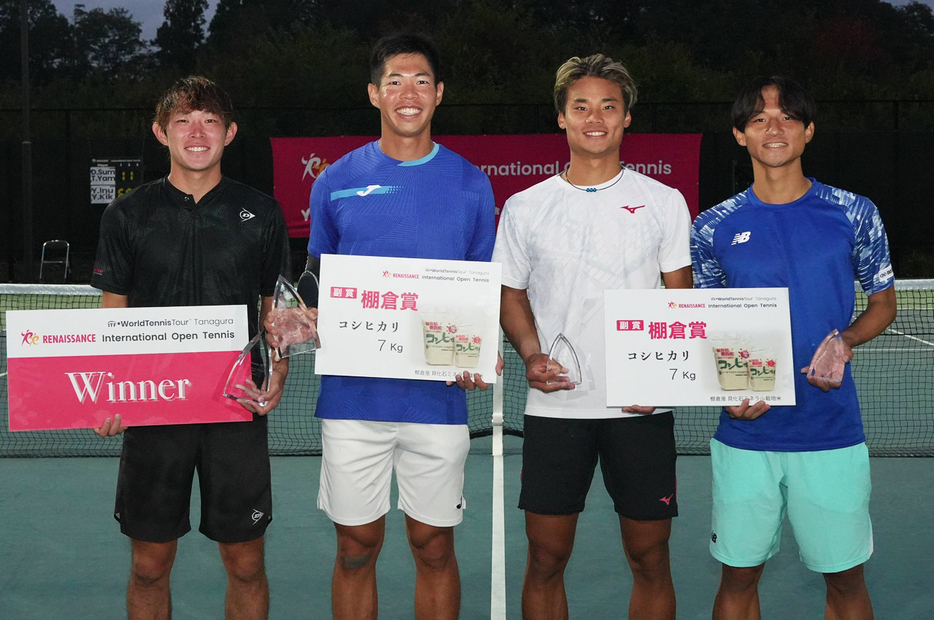 写真は左から男子ダブルス優勝の菊地裕太（みちのくコカコーラ）、乾祐一郎（フリー）、準優勝の住澤大輔（イカイ）、山中太陽（EMシステムズ）（©ルネサンス国際オープン）