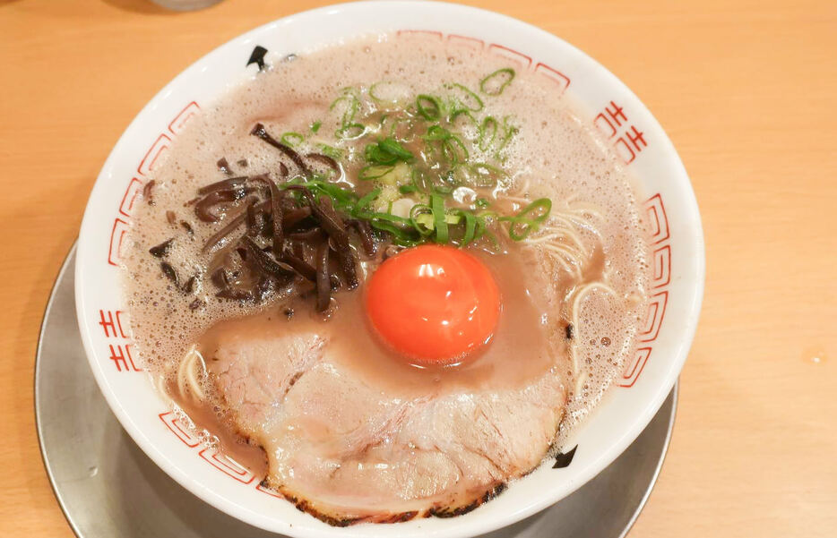 『博多ラーメン和』の「月見ラーメン」 豚の存在感をガツンと前面へと押し出したスープは、硬質で雄々しい味わいが魅力　撮影／かずあっきぃ