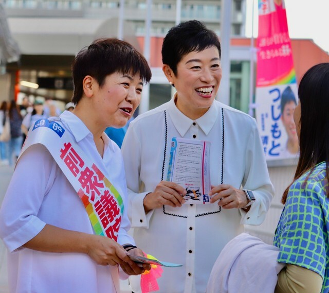 JR高槻駅前で街頭演説会を開いた立憲民主党の尾辻かな子元衆院議員（左）、辻元清美代表代行