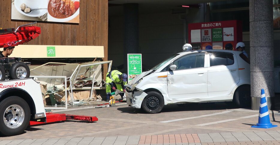 軽乗用車がショーウインドーに突っ込んだゆめタウン大竹の事故現場