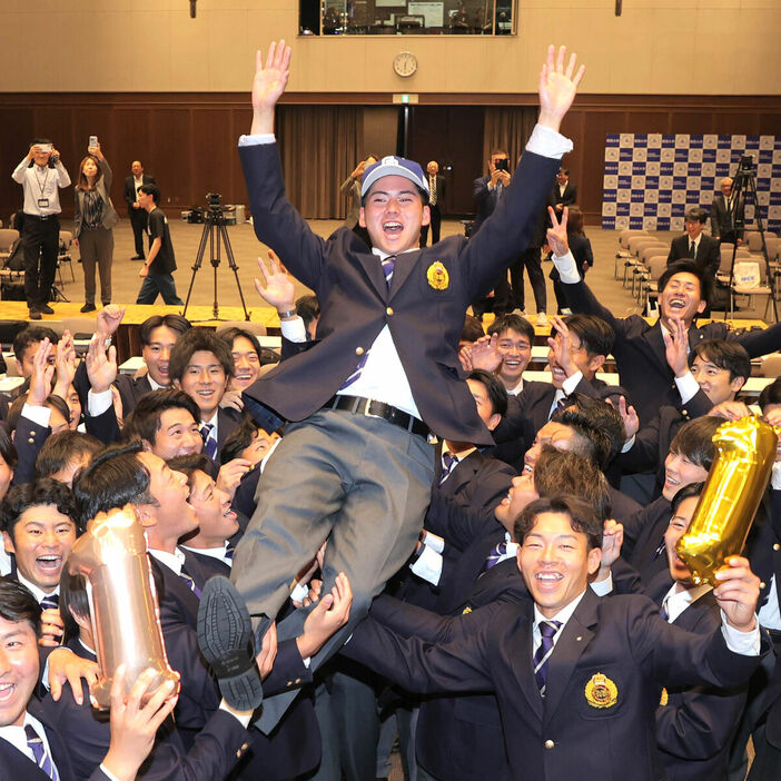 中日の１位指名を受け、チームメートに胴上げされる関大・金丸（カメラ・相川　和寛）