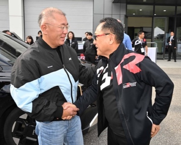 トヨタ自動車の豊田章男会長（右）と韓国ヒョンデ自動車チョン・ウィソン会長（写真）小沢コージ