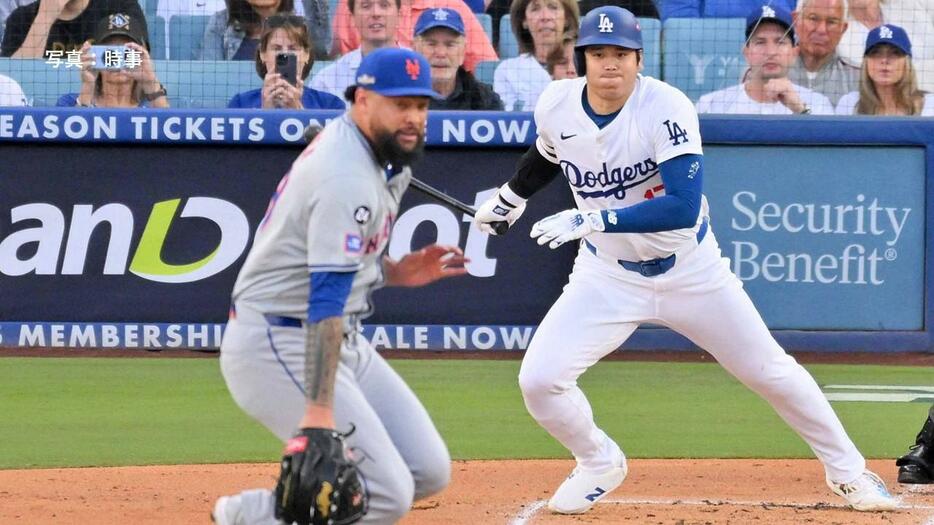 第一打席でセンター前ヒットを放つ大谷翔平選手（写真：時事）