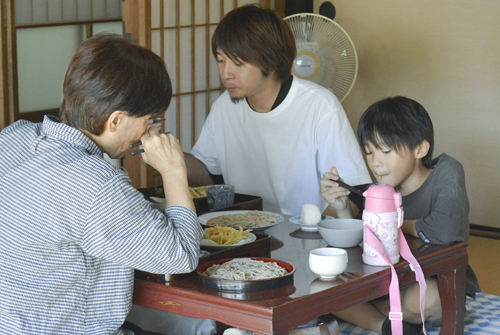 【手打ちそばを堪能する常連客＝紀北町十須のそば蔵旭屋で】