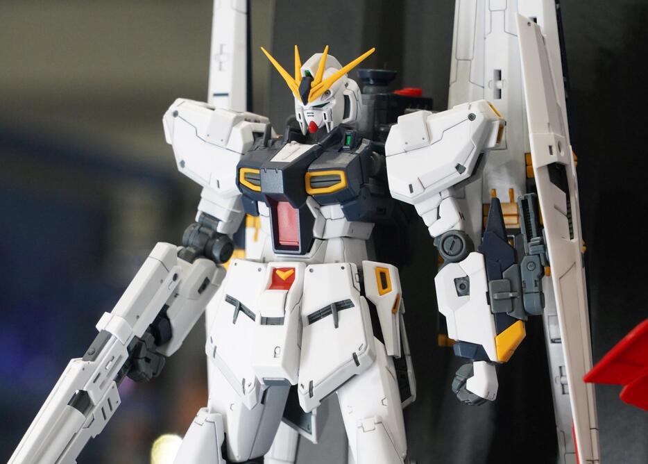 「機動戦士ガンダム 逆襲のシャア」のνガンダムのガンプラ「RG 1／144 νガンダム（ダブル・フィン・ファンネル装備型）」